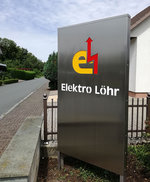 Firmenwerbung Elektro Löhr – Edelstahlgrundkörper bei dem das Logo mit farbigem Plexiglas hinterlegt wurde