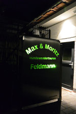 Firmenwerbung Hundewandertouren Max & Moritz – aus Edelstahl mit Hinterleuchtung in Firmenfarbe