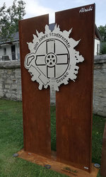 Stadt Geseke - geteilte Cortenstahl-Stele mit Jubiläumslogo in Edelstahl – erstellt für die 800-Jahrfeier der Stadt Geseke