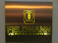 Firmenwerbung „Feldmann Verpackungen“ in Geseke – steht vor dem Firmeneingang