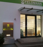 Firmenwerbung „Feldmann Verpackungen“ in Geseke – steht vor dem Firmeneingang