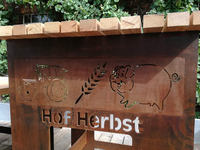 Firmen-, Hofwerbung „Hof Herbst“ – steckbarer robuster Stehtisch mit Hof-Enblem