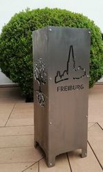 Indiv. gestaltete Feuersäule mit unterschiedlich gestalteten Seiten nach Kundenwunsch.