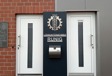 Lohnunternehmen „Runig“ - Edelstahlschrift u. -Logo mit Abstand auf anthrazitfarbenen Grundkörper gesetzt, mit LED-Hinterleuchtung und passendem Briefkasten