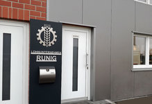 Lohnunternehmen „Runig“ - Edelstahlschrift u. -Logo mit Abstand auf anthrazitfarbenen Grundkörper gesetzt, mit LED-Hinterleuchtung und passendem Briefkasten