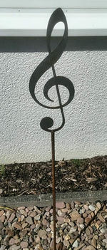 Ein Notenschlüssel als Dekoeisenstab - gefertigt für Musikliebhaber.
