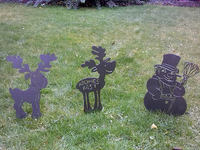Diese drei netten Gartenstecker bringen im Winter nicht nur die Kinder zum lachen.