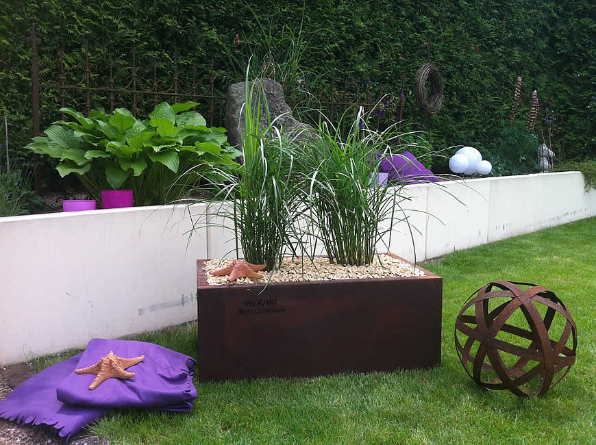 ALRABI Metall-Design - Gartenaccessoires und Pflanzengefäße