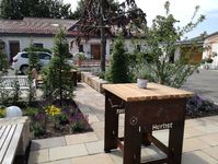 Unsere individuellen Garten- und Relaxmöbel: ein ganz besonderer stylischer Stehtisch