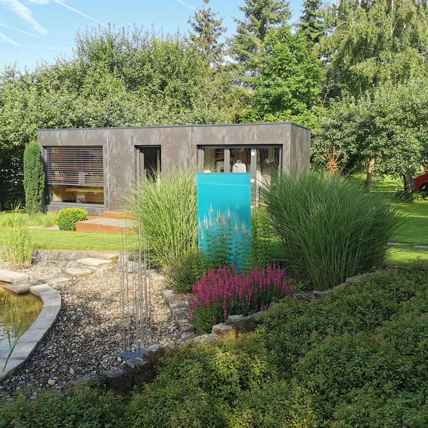 Unsere Motivwände sehen nicht nur gut aus, sie helfen auch den Garten zu strukturieren, schützen vor neugierigen Blicken.